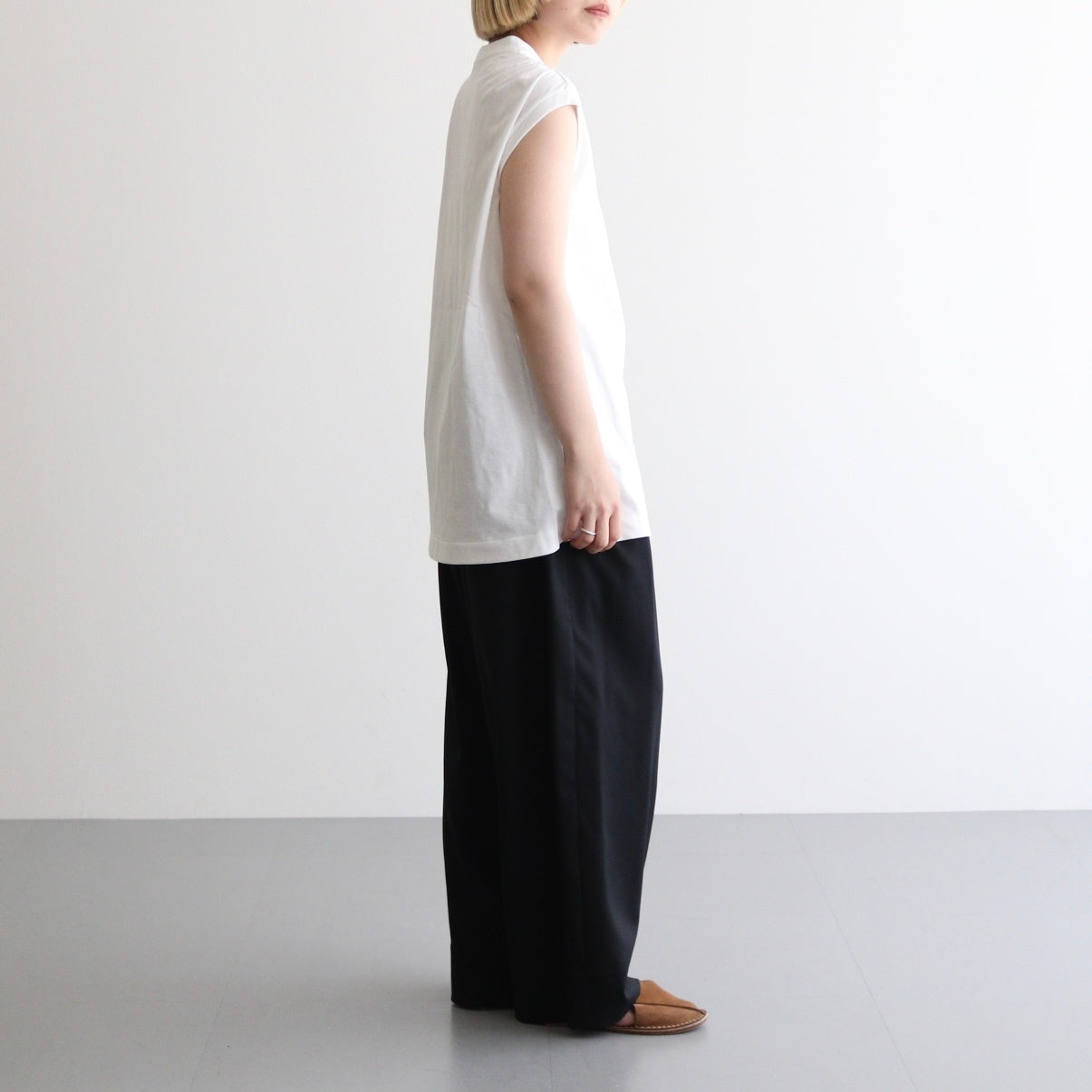 Sleeveless top #White [TLF-225-cs001-ocj]
