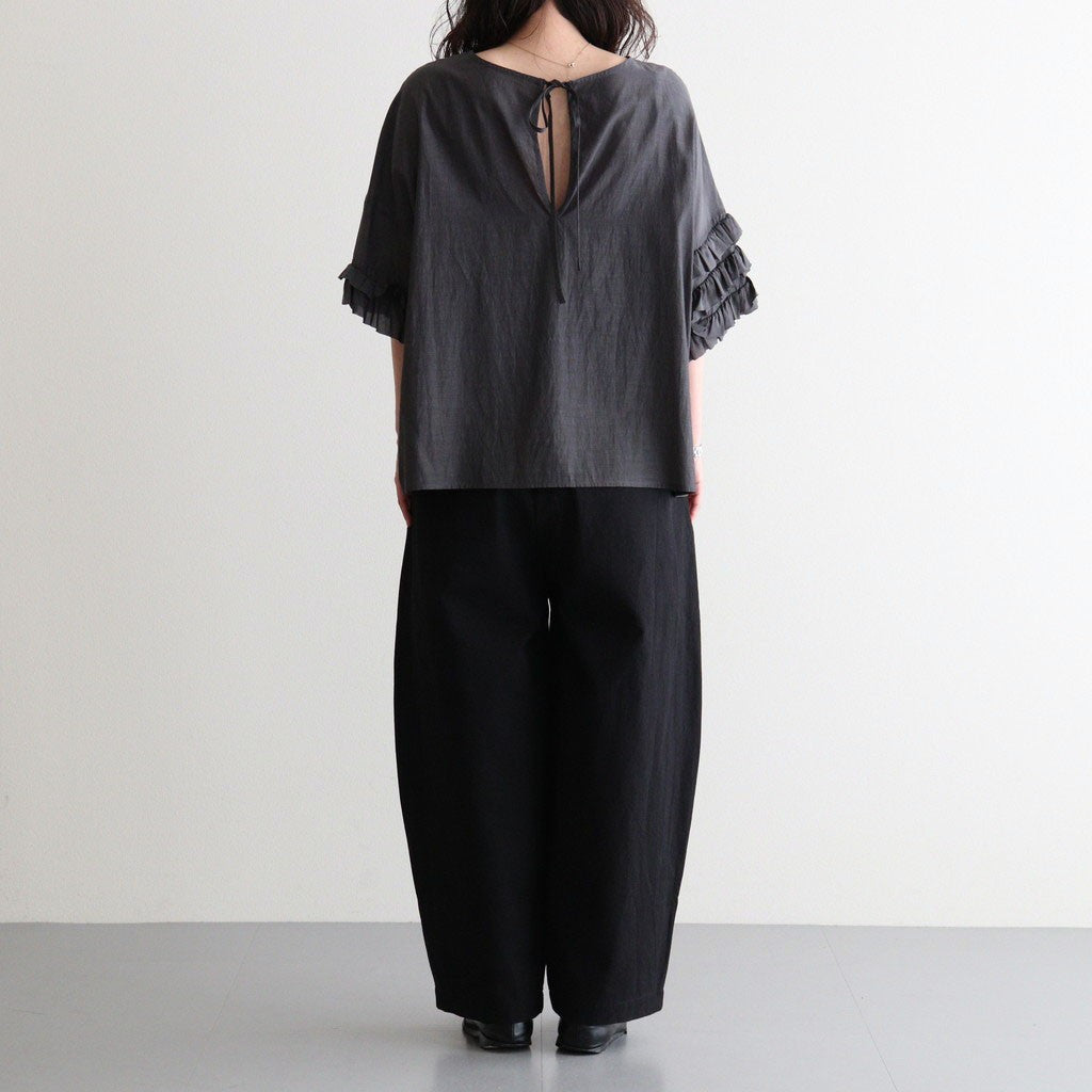 葉影のリズム：Frilled sleeves blouse #earth charcoal [11261-02307]