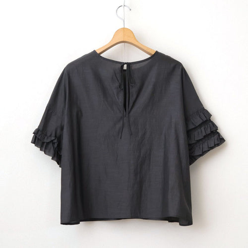 葉影のリズム：Frilled sleeves blouse #earth charcoal [11261-02307]