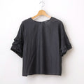 葉影のリズム：Frilled sleeves blouse #earth charcoal [11261-02307]