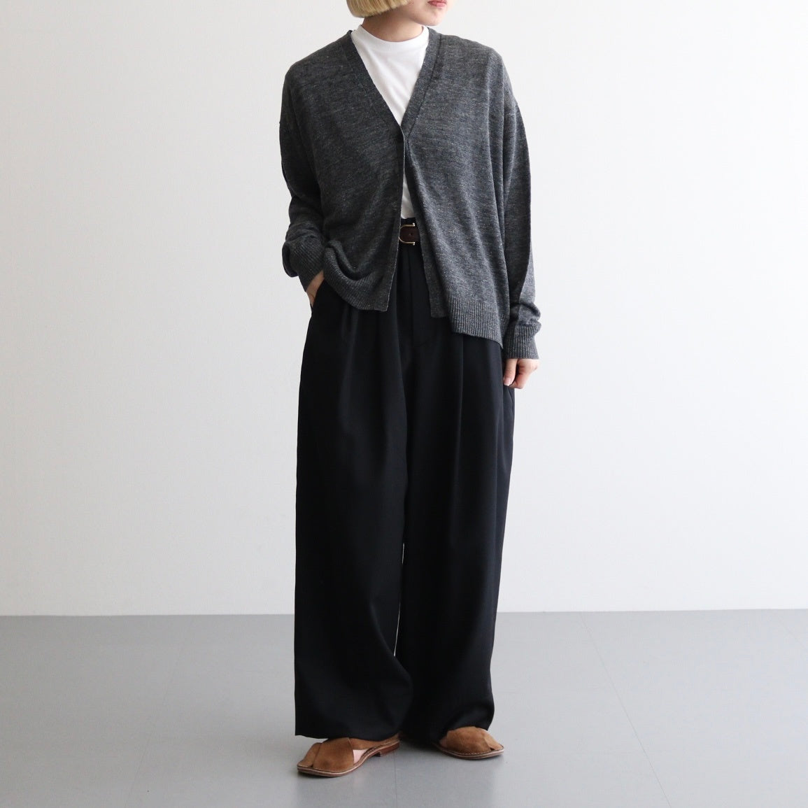 12GG 1PLY LINEN PLAIN V-NECK 1 BUTTON CARDIGAN #9800 CHARCOAL [GNSL23302]
