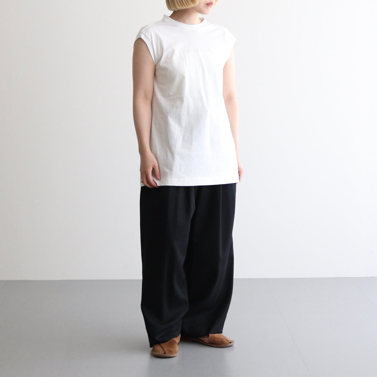 Sleeveless top #White [TLF-225-cs001-ocj]