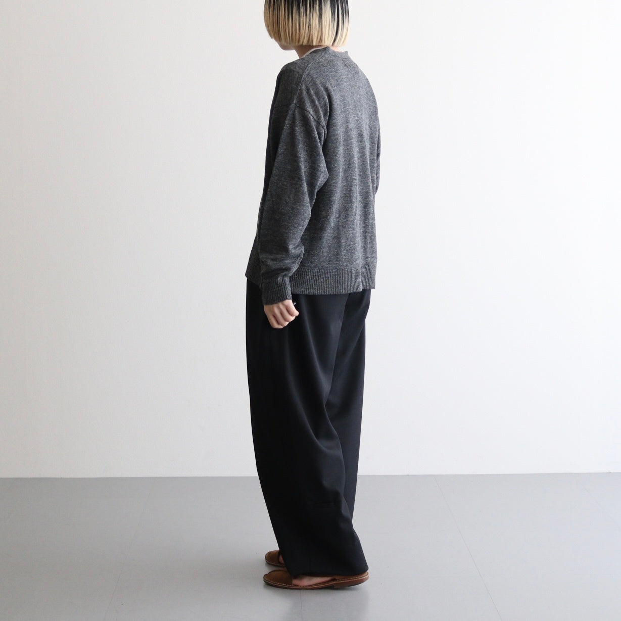 12GG 1PLY LINEN PLAIN V-NECK 1 BUTTON CARDIGAN #9800 CHARCOAL [GNSL23302]