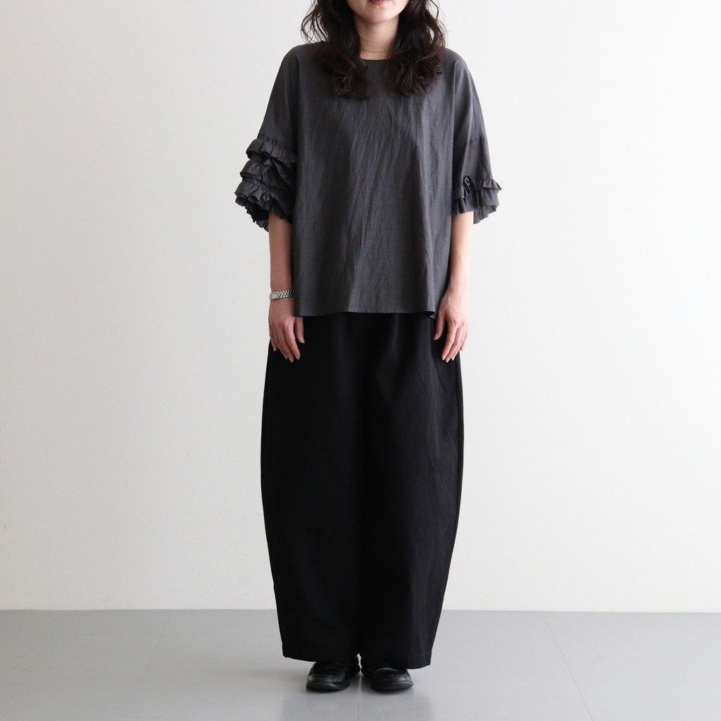 葉影のリズム：Frilled sleeves blouse #earth charcoal [11261-02307]