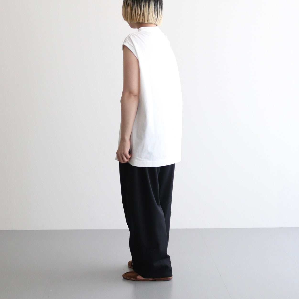Sleeveless top #White [TLF-225-cs001-ocj]